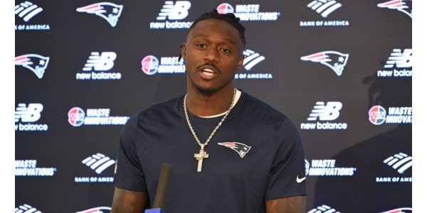 A. J. Brown bar äntligen New England Patriots-tröjan efter sju år A. J. Brown bar äntligen New England Patriots-tröjan efter sju år